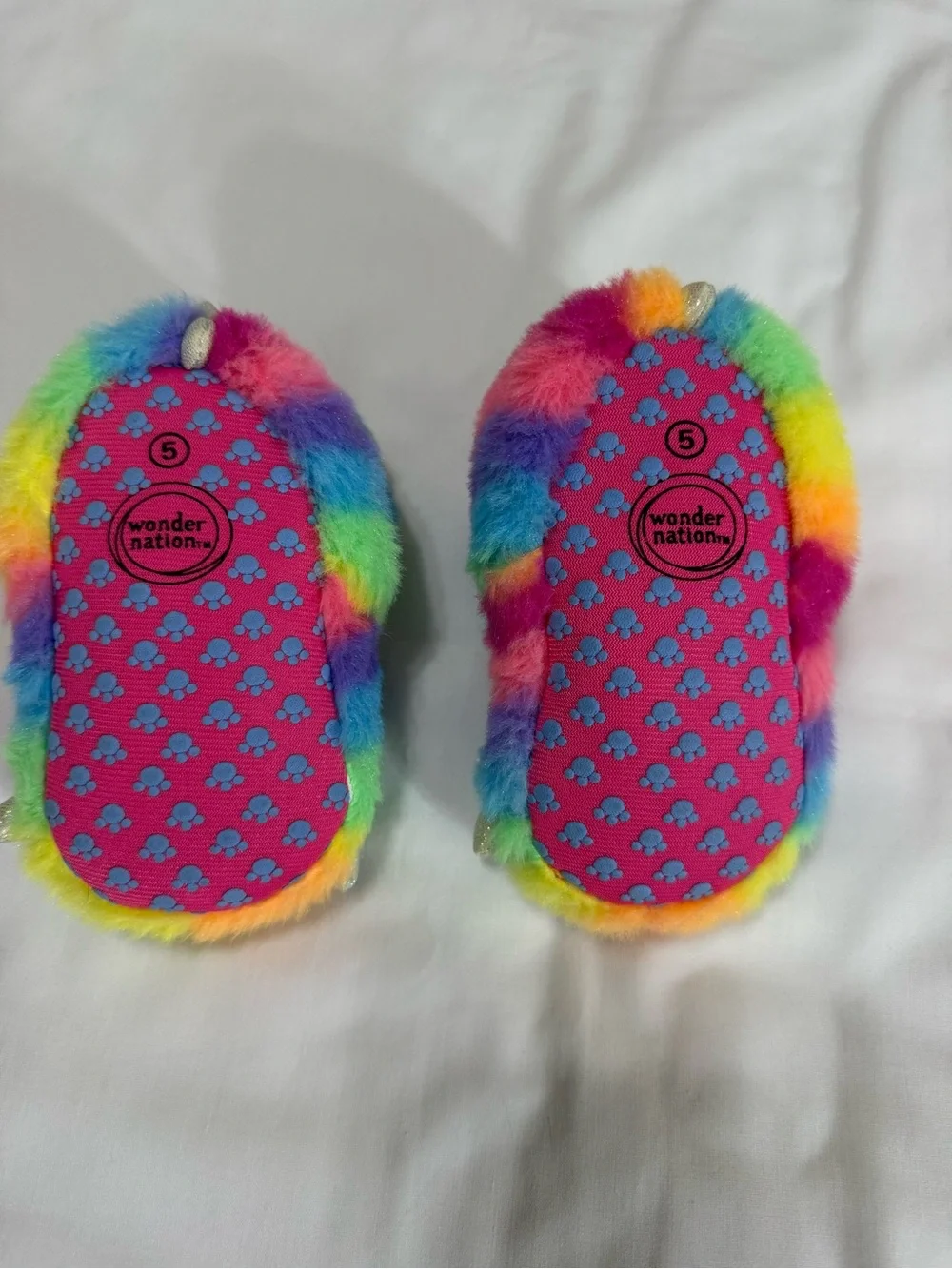 Wonder Nation Kids Rainbow Monster Paw Fuzzy Plush Slippers Size 5 New no tag